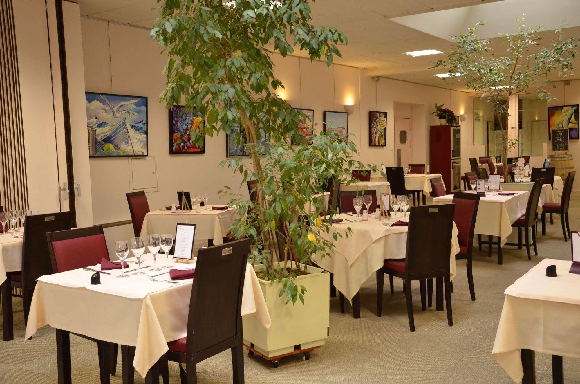 Logis Hotel Noemys Brive - Restaurant Le Teinchurier Екстериор снимка
