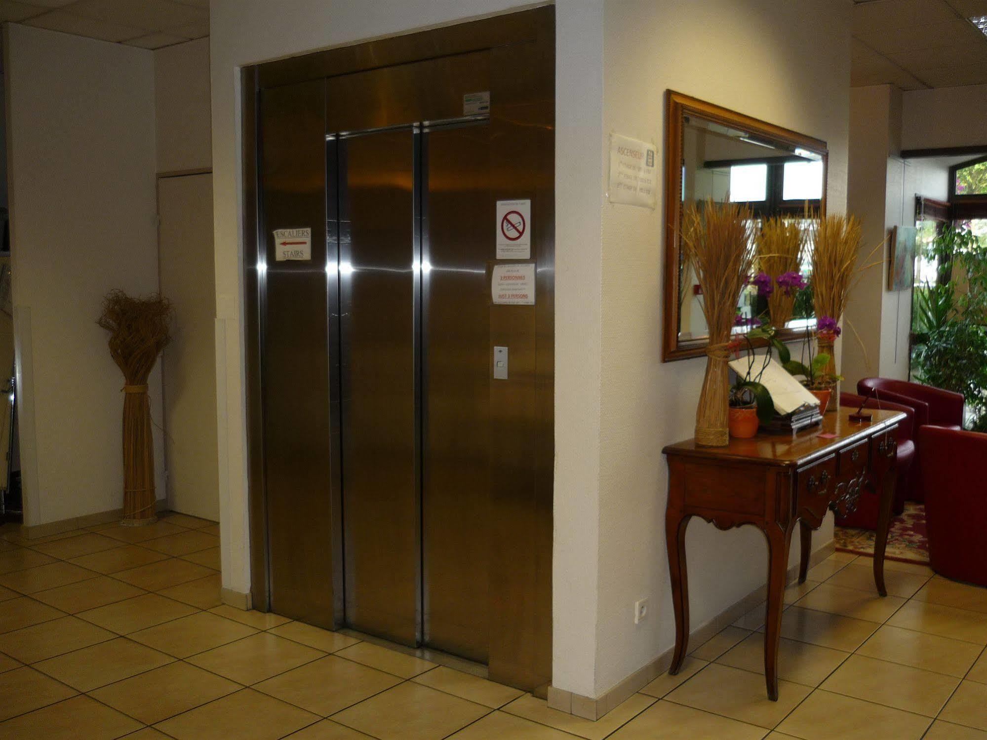Logis Hotel Noemys Brive - Restaurant Le Teinchurier Екстериор снимка